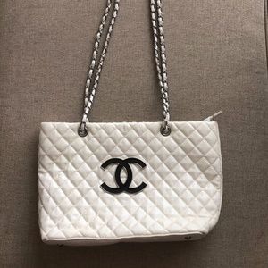 White Purse Never Been Worn Perfect Condition